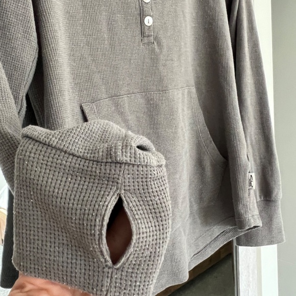 Silver Jeans grey waffle long sleeve, front pouch pocket, small - Picture 4 of 5